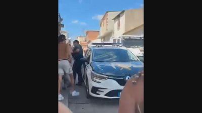 Destrozan a golpes un coche de la Guardia Civil en Atarfe, Granada
