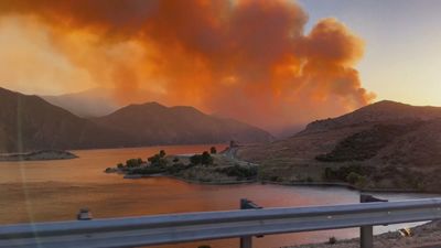 California lucha contra varios incendios avivados por fuertes vientos