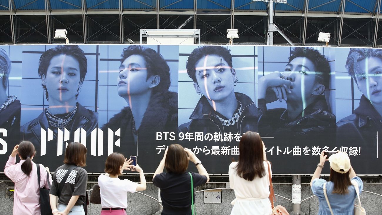 Cartel publicitario del grupo de k-pop BTS en Tokio