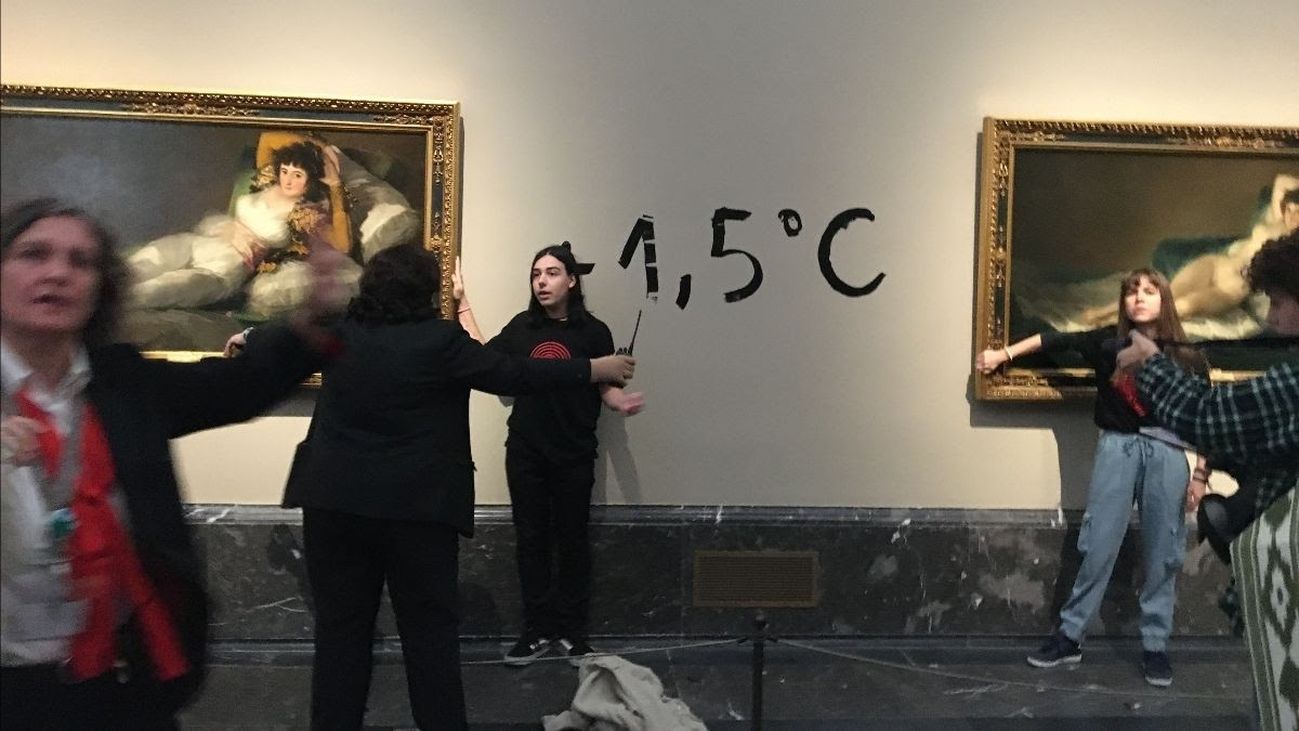 Activistas ecológicas se pegan al marco de 'Las Majas' de Goya en el Prado en noviembre de 2022