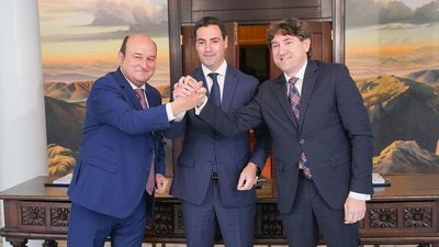 PNV y PSE firman un pacto de gobierno con Pradales como lehendakari