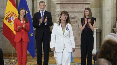 Felipe VI impone  la Orden del Mérito Civil a Rocío Mora, directora de APRAMP