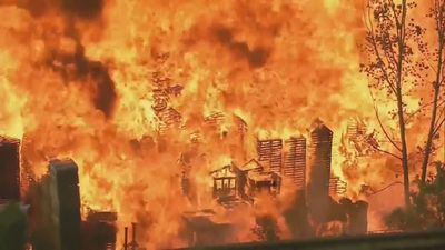 El fuego devora el vecindario de West Town en Chicago