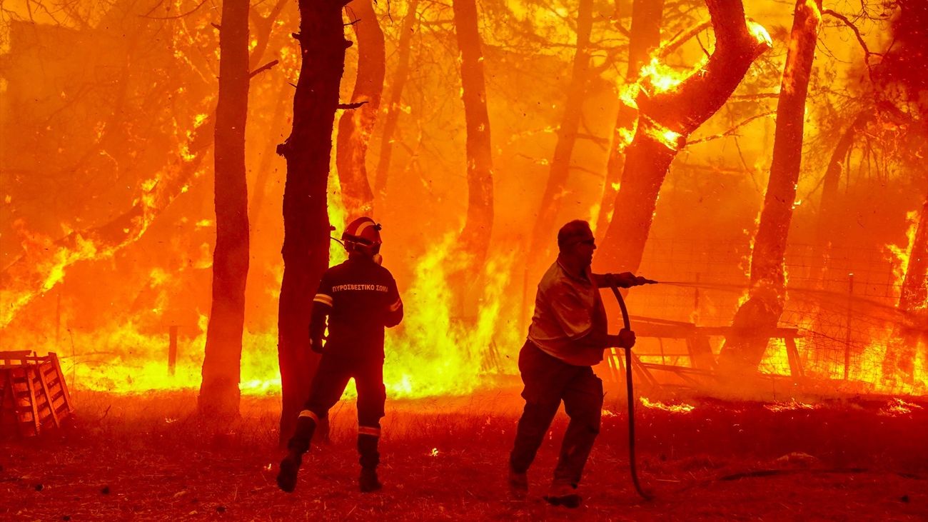 Grecia lucha por controlar decenas de incendios en todo el país