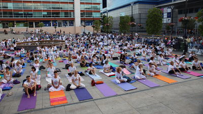 Más de 300 yoguis celebran su día internacional este viernes en Fuenlabrada