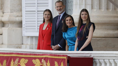 Los reyes y sus hijas salen por primera vez al balcón principal del Palacio Real por el relevo solemne