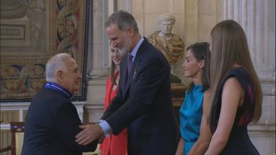 Felipe VI entrega la Orden del Mérito Civil a 19 ciudadanos anónimos en su X aniversario de reinado