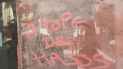Vandalizan el vinilo que protege la firma de Muelle aparecida en unas obras de la calle Toledo