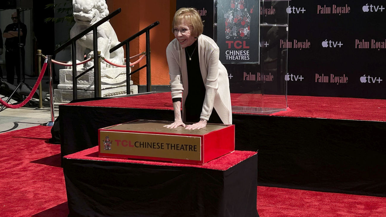 Carol Burnett posa sus manos en el el cemento de la entrada del famoso Teatro Chino de Los Ángeles