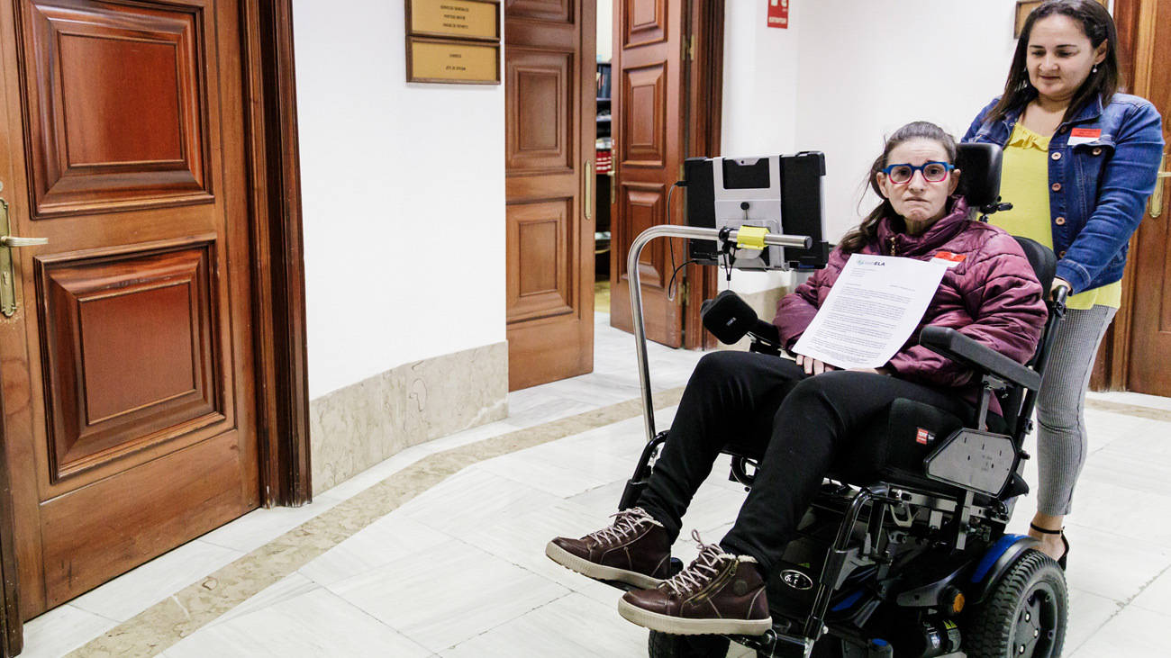 Una persona afectada de ELA (esclerosis lateral amiotrófica) a su llegada a registrar la petición de que se desbloquee la tramitación de la Ley ELA, en el Congreso de los Diputados, a 17 de marzo de 2023, en Madrid (España)