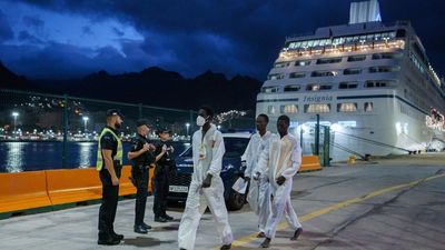 Llega a Tenerife un crucero con 4 migrantes fallecidos y 64 supervivientes de un cayuco rescatado