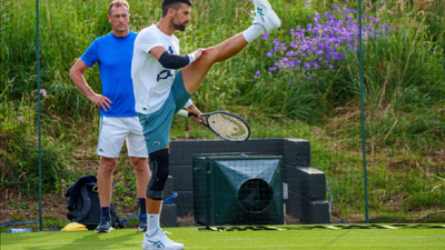 Djokovic entrena en Wimbledon ¡18 días después de operarse de la rodilla!