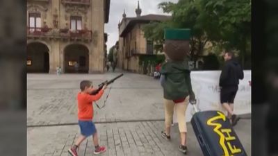 Un niño apunta con una falsa escopeta a una persona disfrazada de Guardia Civil en Oñate