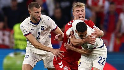 0-0. Dinamarca llega a octavos de final tras empatar sin goles ante Serbia