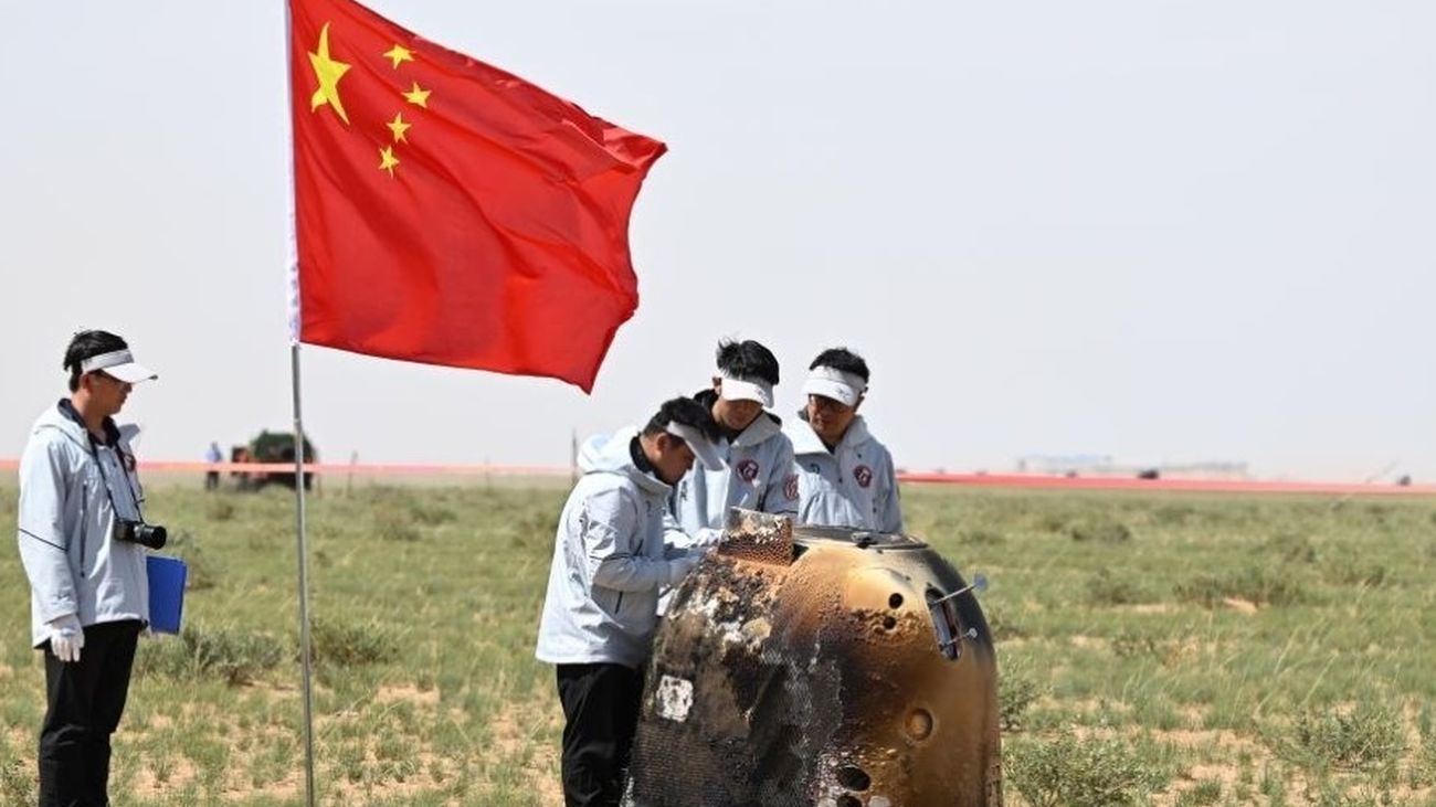 La cápsula de retorno de la sonda Chang'e-6, tras aterrizar en la Región Autónoma de Mongolia Interior, en el norte de China