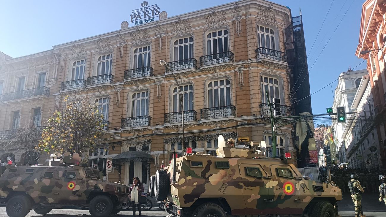 Dos tanques militares frente a la sede del Gobierno de Bolivia