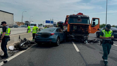 Accidente de tráfico en la M-40: fuerte colisión entre un motorista, un turismo y un camión