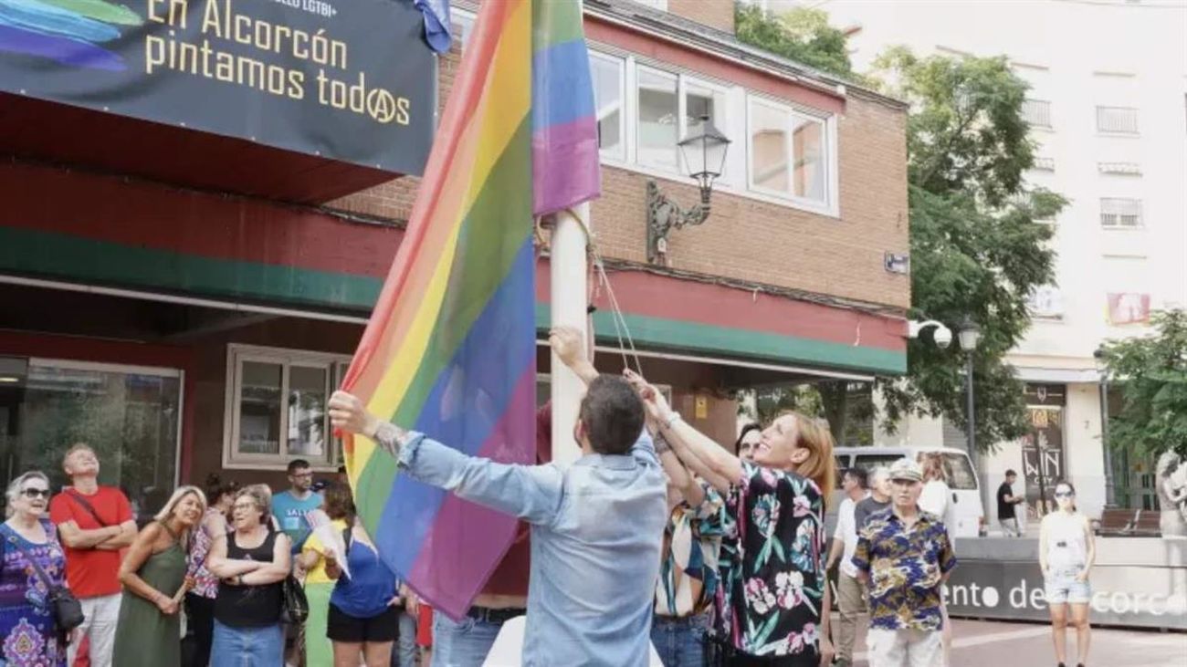 Izado de la bandera arcoiris en Alcorcón