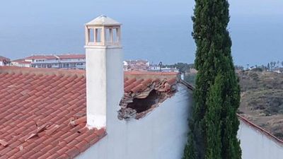 Un rayo impacta contra una casa en Mijas y abre un boquete en el tejado