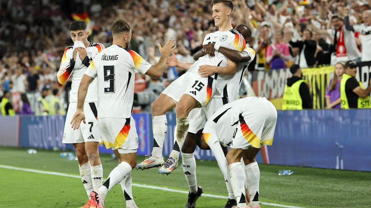 Los jugadores de Alemania celebran la victoria ante Dinamarca