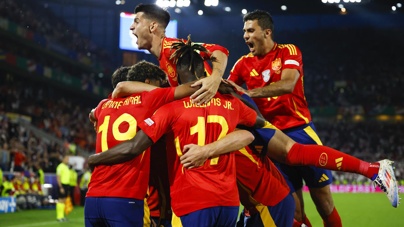 Los jugadores de España celebran el triunfo sobre Georgia en la Eurocopa