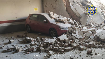 Se derrumban, sin heridos, 4 plantas de un edificio de Sevilla que está siendo demolido