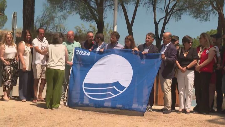 La bandera azul ya ondea en la playa de San Martín de Valdeiglesias