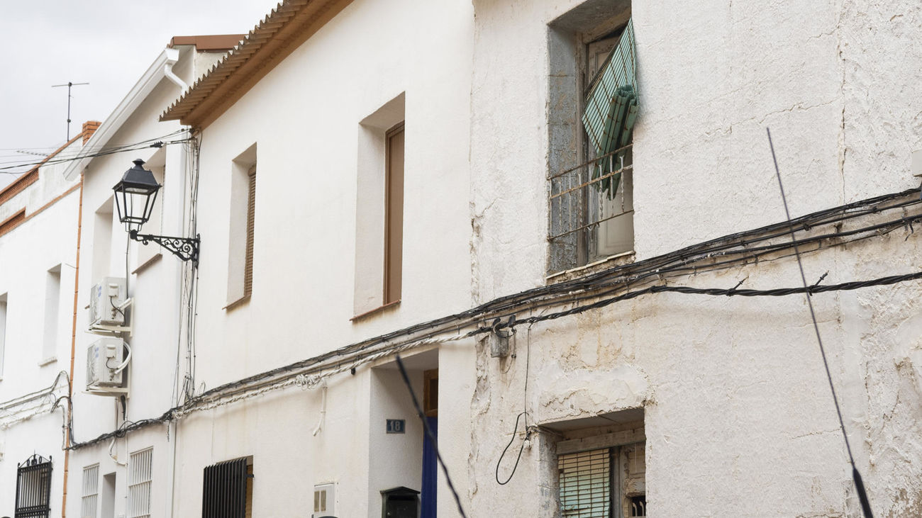 Vivienda de Las Pedroñeras donde hallaron los cuerpos de la mujer y sus dos hijos de 5 y 7 años