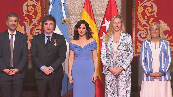 El PSOE recurre la medalla concedida por Ayuso al presidente Milei