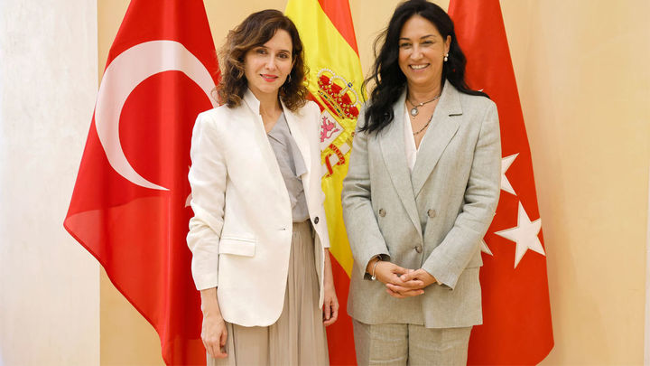 Díaz Ayuso  con la embajadora de la República de Turquía en  España, Nüket Küçükel Ezberci
