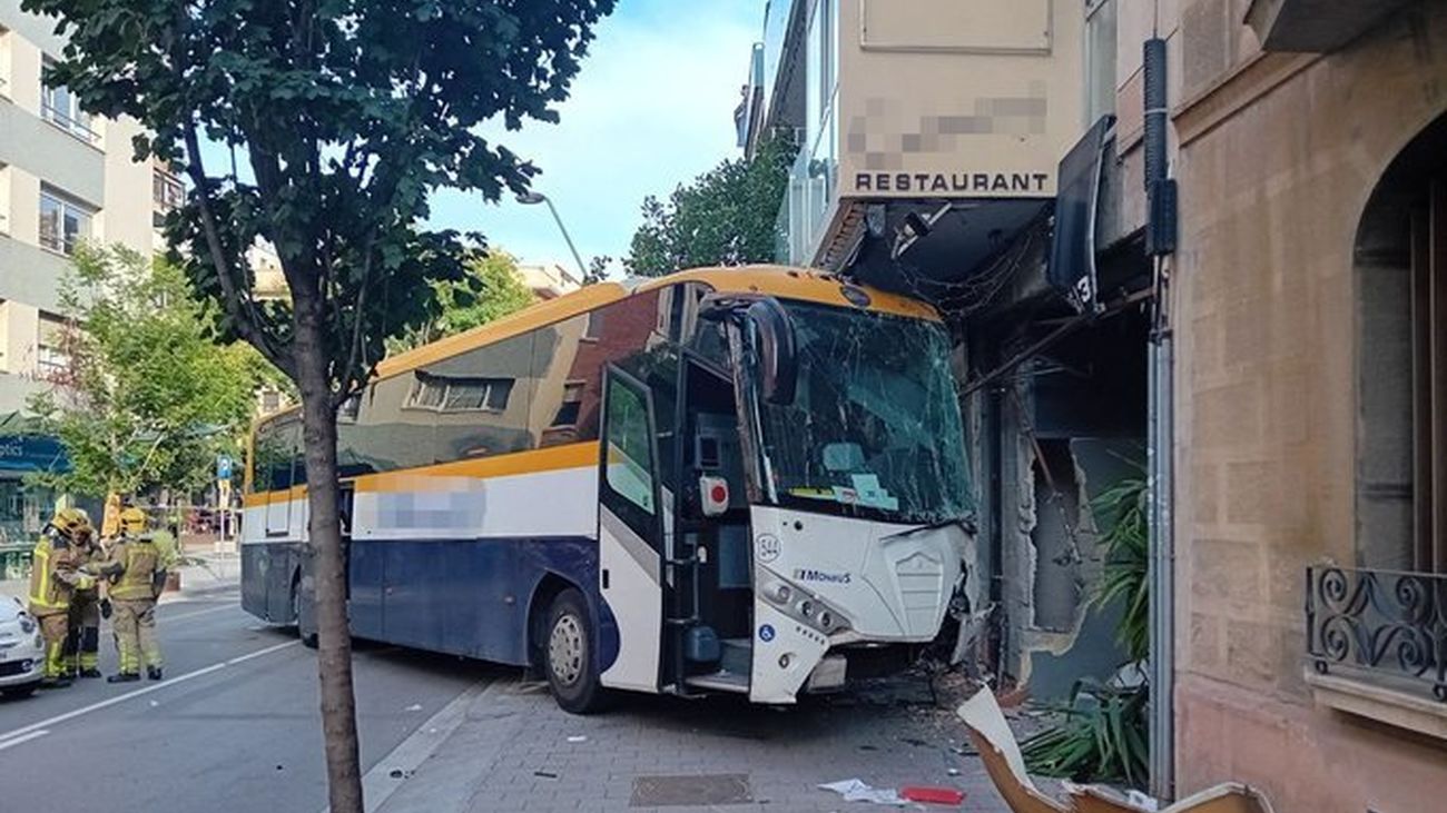 Un autobús choca contra un hotel en Molins de Rei