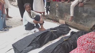 Ascienden a 121 los muertos en una estampida tras una ceremonia religiosa en India