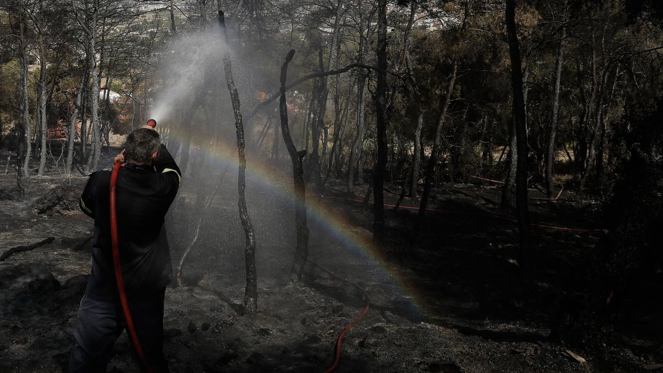 Bomberos luchando contra los incendios forestales en Grecia