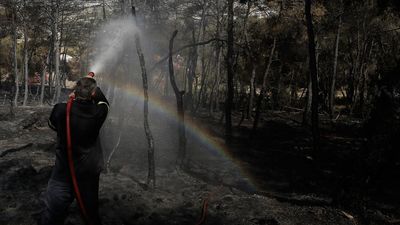 Las caídas de un rayo y de un dron provocan nuevos incendios forestales en Grecia
