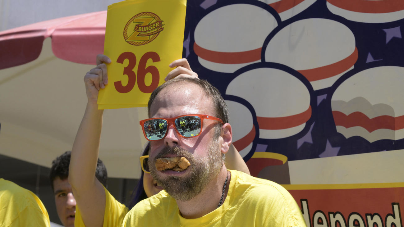 El concursante Dan 'Killer' Kennedy en el concurso de comer hamburguesas
