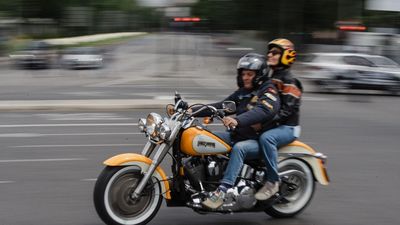 La DGT quiere que sea obligatorio el uso del chaleco con airbag para sacar el carnet de moto