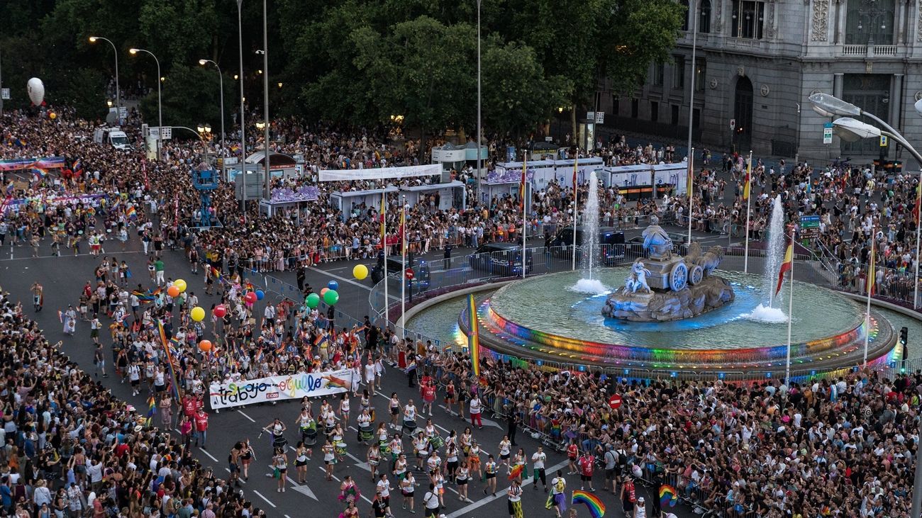 La manifestación del Orgullo LGTBI+ 2023 a su paso por la Plaza de Cibeles