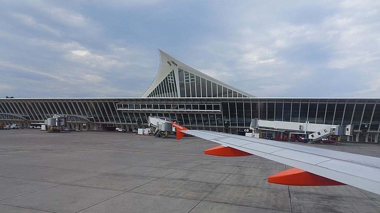 Pistas del aeropuerto de Bilbao desde el interior de una aeronave