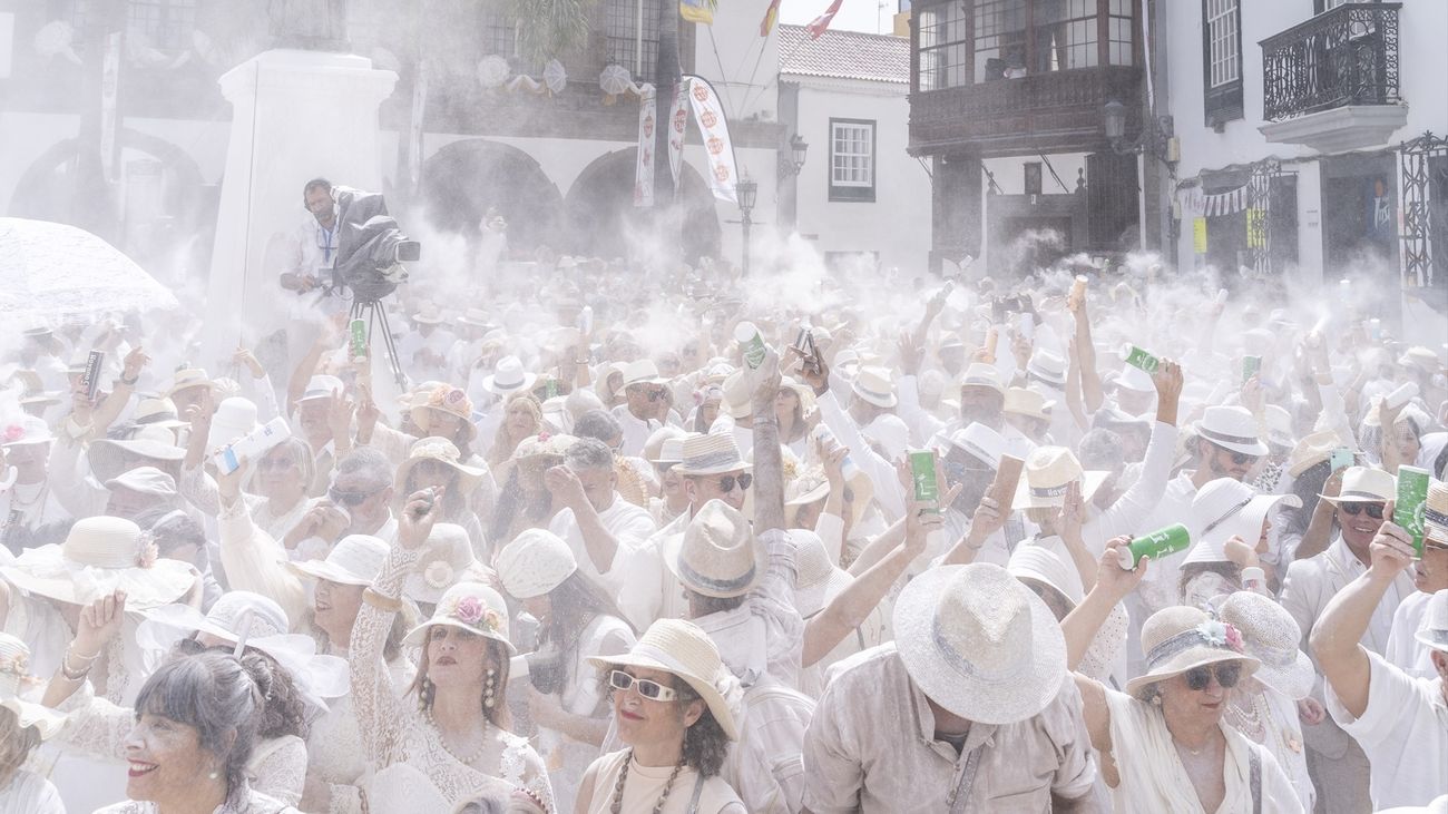 Varias personas tiran polvos de talco durante la celebración de Los Indianos en la isla de La Palma