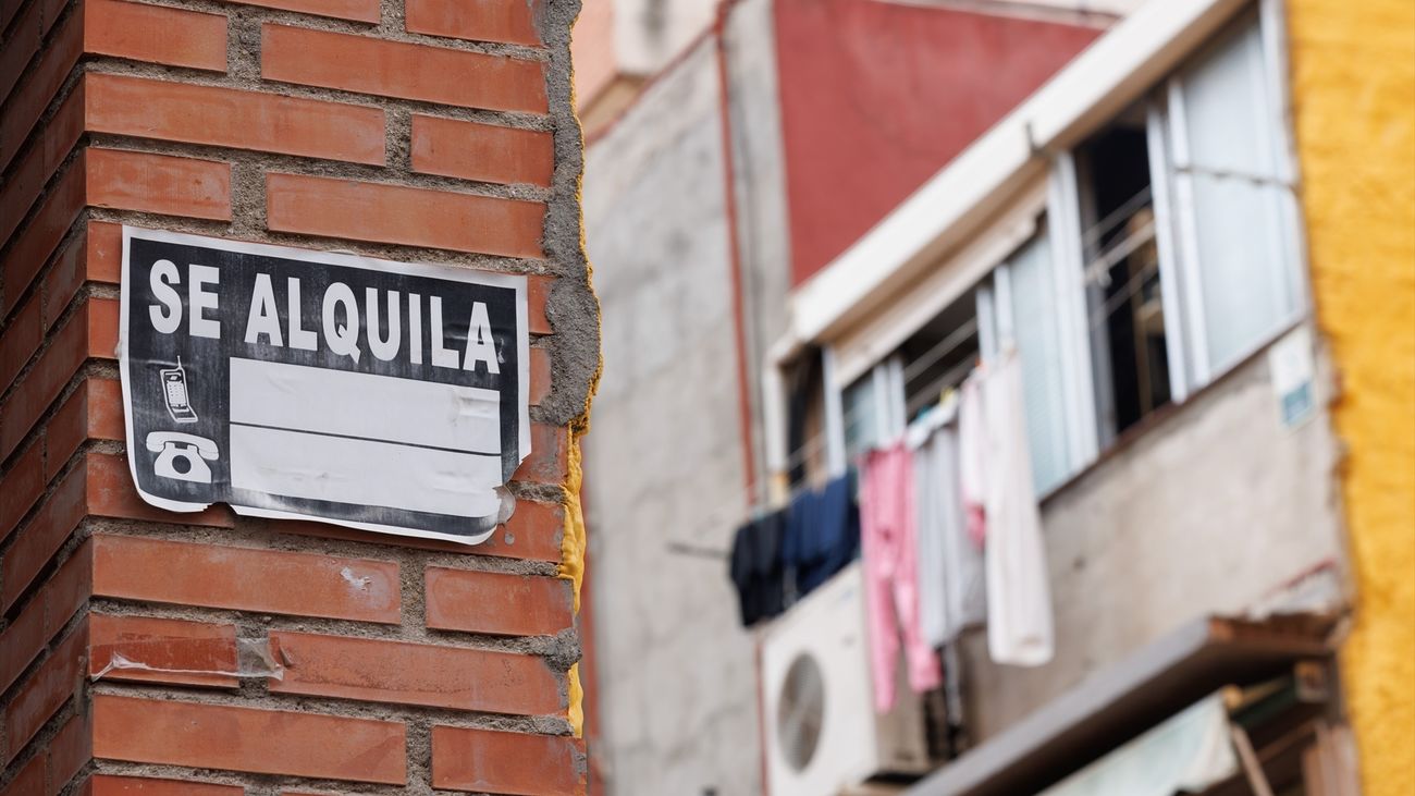 Cartel de 'Se Alquila' en un edificio de Madrid