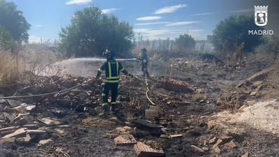 Bomberos del Ayuntamiento de Madrid extinguen un importante incendio de pastos en la Cañada Real