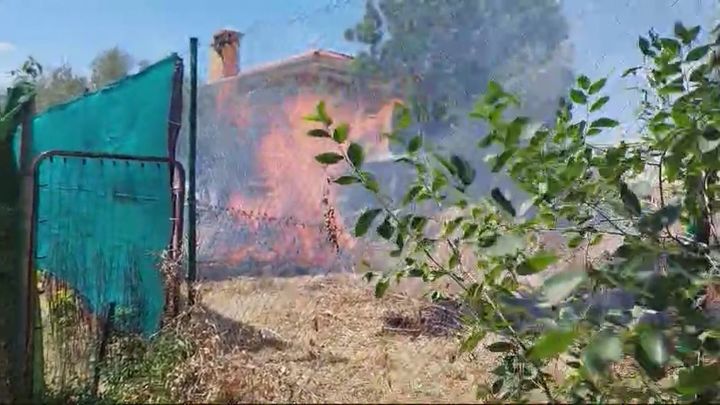 Decenas de vecinos desalojados por un incendio de pastos en Colmenar de Oreja