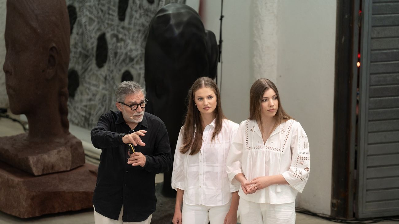 La Princesa Leonor y la Infanta Sofía visitan el taller del escultor Juame Plensa