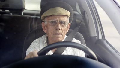 Unos 70.000 conductores mayores renovaron su carné de conducir con restricciones en 2023