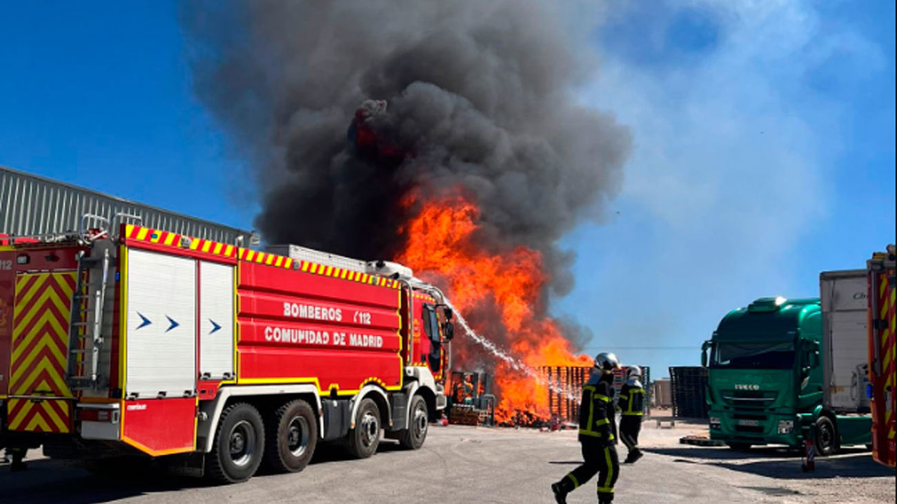 Bomberos de la Comunidad apagan el incendio de unos palés en una nave de piensos de Arganda