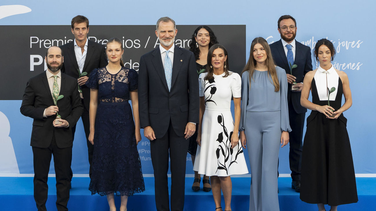 La familia Real acompañados por los galardonados en los Premios Princesa de Girona 2024