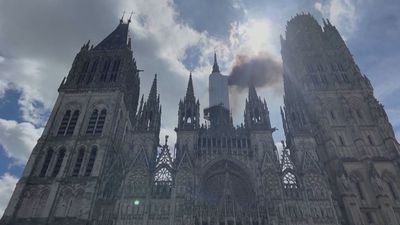 Controlado el incendio en la flecha de la catedral de la ciudad francesa de Ruán