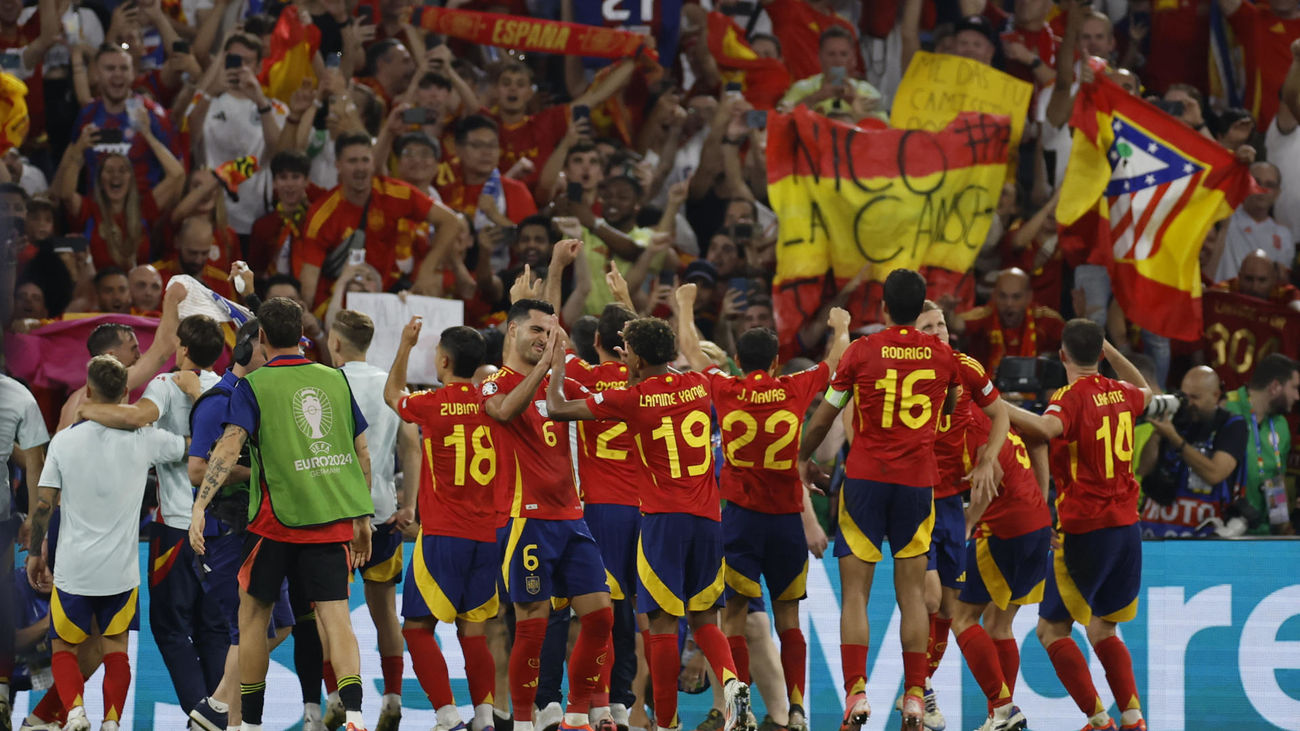 La selección celebra la victoria ante Francia frente a los aficionados españoles