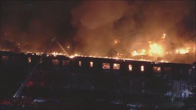 El fuego arrasa un complejo de apartamentos de cuatro pisos en Filadelfia