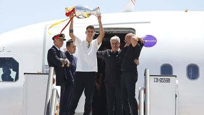 La Selección española aterriza en Barajas  con la cuarta Eurocopa